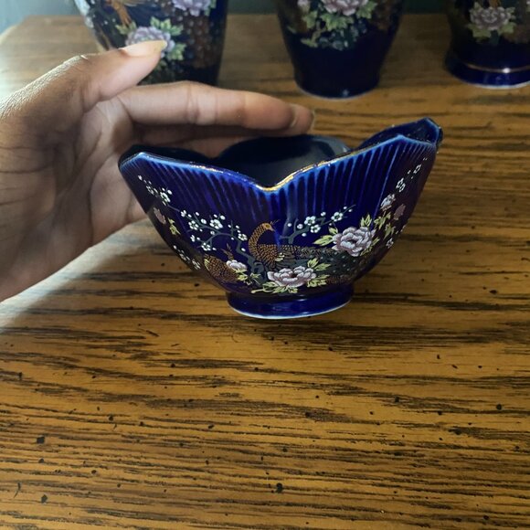 Vintage Cobalt Blue and Gold trim porcelain Japanese ginger jar and vases set - Picture 5 of 11